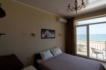 Фото номера Двухместный номер с 1 кроватью и балконом, вид на море Отель Hotel Alion г. Затока 5