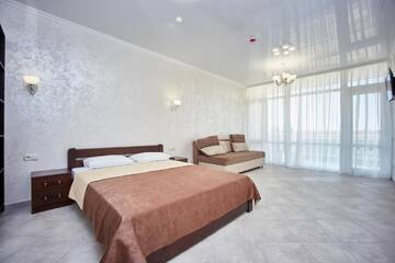 Фото номера Роскошный четырехместный номер Отель GRAND Hotel г. Затока 2