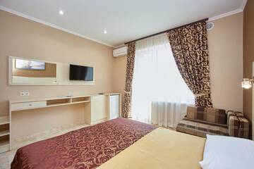 Фото номера Улучшенный трехместный номер Отель GRAND Hotel г. Затока 4