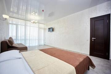 Фото номера Роскошный четырехместный номер Отель GRAND Hotel г. Затока 3