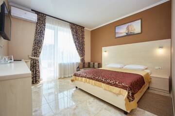 Фото номера Улучшенный трехместный номер Отель GRAND Hotel г. Затока 6