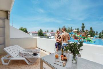 Фото номера Люкс с кроватью размера «king-size» и балконом, вид на аквапарк Курортные отели Hotel Aquapark Zatoka г. Затока 7
