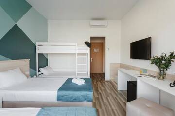 Фото номера Четырехместный номер с балконом Курортные отели Hotel Aquapark Zatoka г. Затока 4