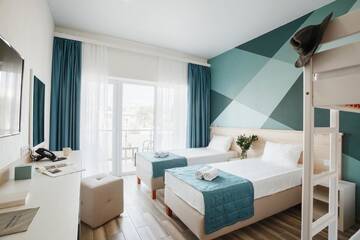 Фото номера Четырехместный номер с балконом, вид на аквапарк Курортные отели Hotel Aquapark Zatoka г. Затока 3
