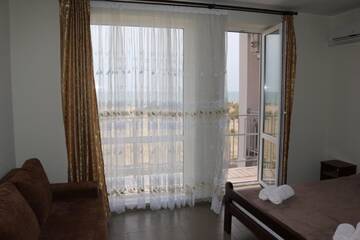 Фото номера Четырехместный номер с видом на море Отель Hotel Golden Beach г. Затока 6