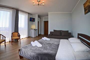 Фото номера Улучшенный трехместный номер с видом на море Отель Hotel Golden Beach г. Затока 3