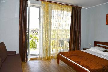 Фото номера Четырехместный номер с балконом Отель Hotel Golden Beach г. Затока 2