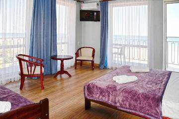 Фото номера Улучшенный трехместный номер с видом на море Отель Hotel Golden Beach г. Затока 4