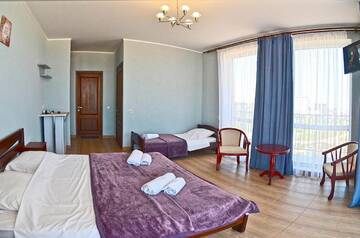 Фото номера Улучшенный трехместный номер с видом на море Отель Hotel Golden Beach г. Затока 5