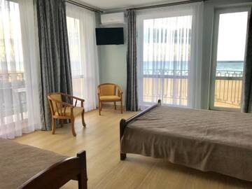 Фото номера Улучшенный трехместный номер с видом на море Отель Hotel Golden Beach г. Затока 8