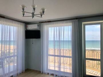 Фото номера Улучшенный трехместный номер с видом на море Отель Hotel Golden Beach г. Затока 7