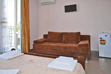 Фото номера Трехместный номер с балконом Отель Hotel Golden Beach г. Затока 5