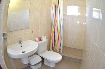 Фото номера Четырехместный номер с балконом Отель Hotel Golden Beach г. Затока 5