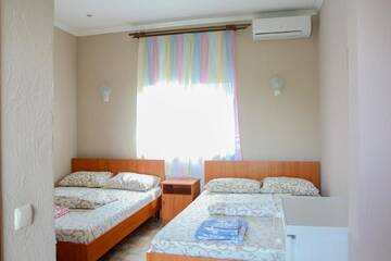 Фото номера Четырехместный номер &quot;Комфорт&quot; Отель Hotel Kings Zatoka г. Затока 5